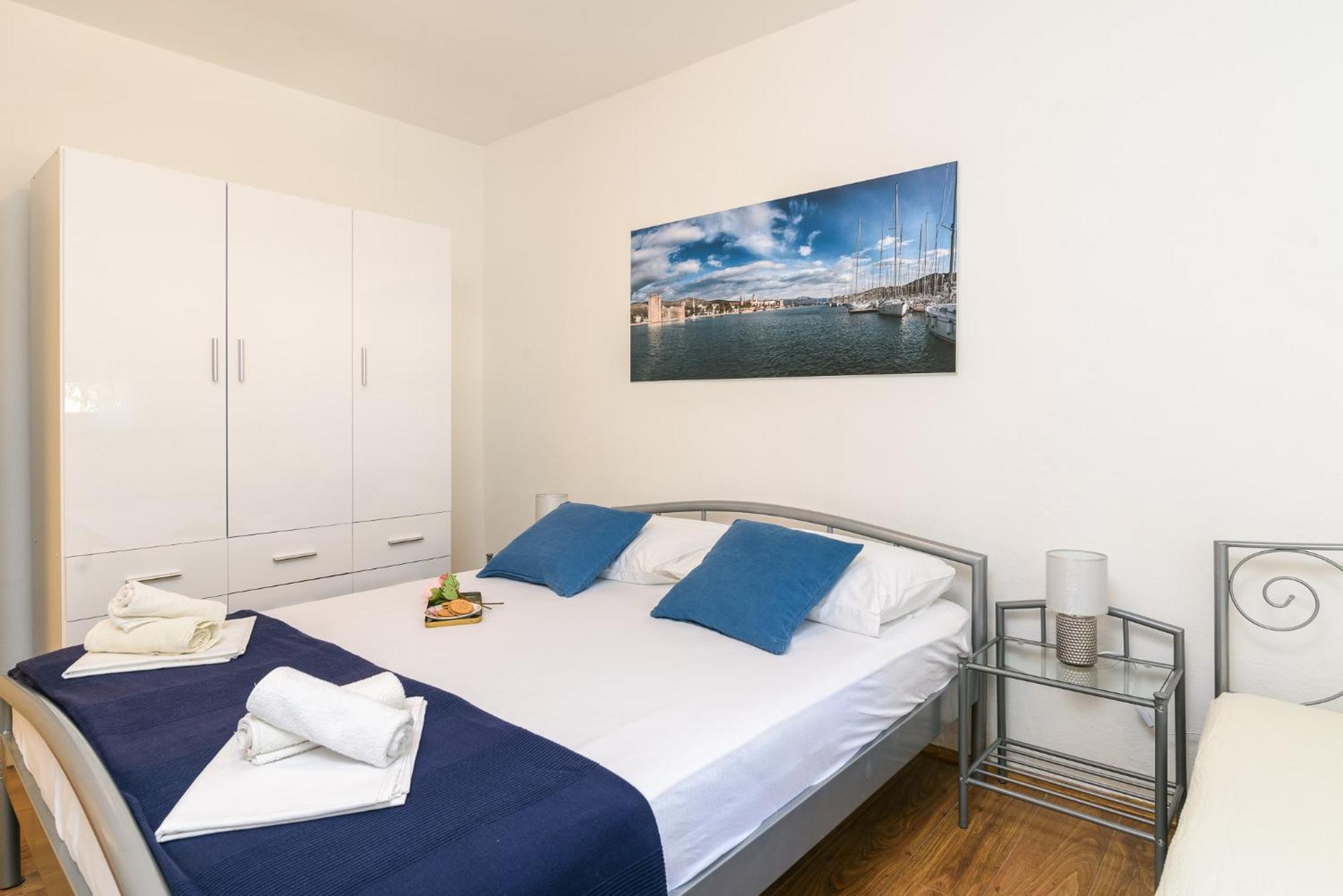 Apartments Mare Трогир Экстерьер фото