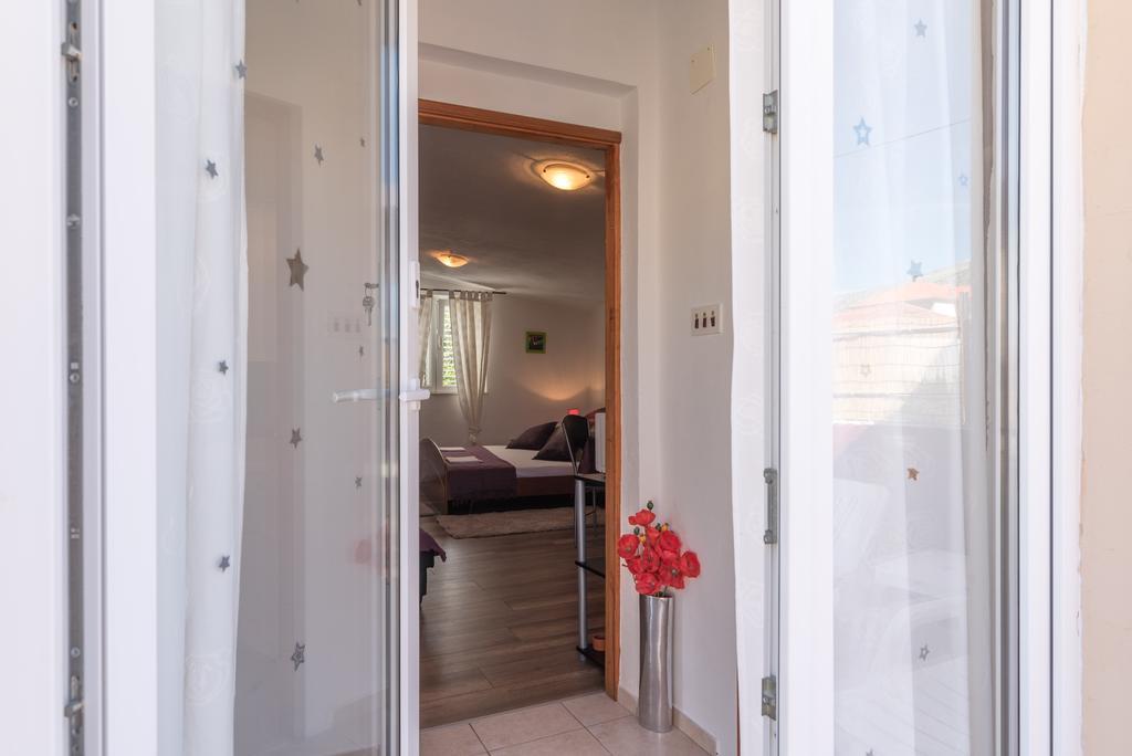 Apartments Mare Трогир Экстерьер фото